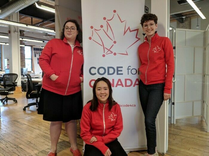 (De gauche à droite) Les fellows de Code for Canada Siobhan, Joey et Caley ont travaillé avec la Commission de la fonction publique du Canada à moderniser les outils d’évaluation des postes dont elle se sert.